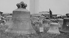 Takzvaný hřbitov zvonů na Rohanském ostrově v létě 1942