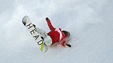 Japonská snowboardistka Rina Jo�ikaová p�i pádu b�hem tréninku na trati...