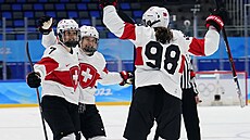 výcarské hokejistky slaví branku v utkání proti Rusku.