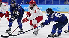 Ruská hokejistka Valerija Pavlovová se prodírá skrz finskou defenzivu.