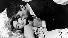 Monica Vittiová s hereckým partnerem Alanem Delonem ve filmu Zatmní (1961)...