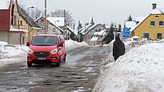 Silnice ve Vysokém nad Jizerou byla jet v únoru samá díra.
