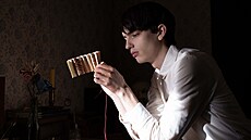 Kodi Smit-McPhee ve filmu filmu Síla psa