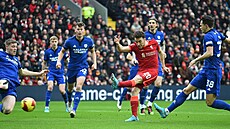 Diogo Jota z Liverpoolu st�ílí gól v utkání Anglického poháru proti Cardiffu.