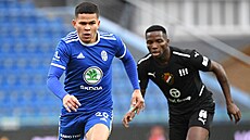 Brazilský kídelník Ewerton v dresu Mladé Boleslavi, za ním ostravský Ubong...