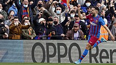 Jordi Alba slaví gól Barcelony v utkání panlské ligy proti Atlétiku Madrid.