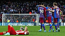 Fotbalisté Barcelony po záv�re�ném hvizdu zápasu s Atlétikem Madrid. Díky...