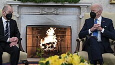 N�mecký kanclé� Olaf Scholz a americký prezident Joe Biden p�i jednání v Bílém...