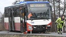 Silný vítr zp�sobil havárii autobusu na Berounsku. (6. února 2022)