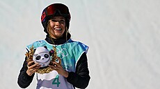 Eileen Gu pózuje po vítězství ve finále olympijské soutěže v Big Airu.