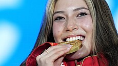 Eileen Gu b�hem slavnostního vyhlá�ení olympijské sout�e v Big Airu.