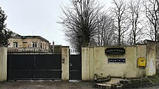 V polorozpadlé �kole nedaleko Pa�í�e podle policie týrali d�ti z...