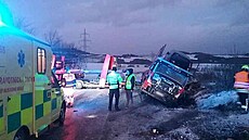 Pi nehod se vysypal náklad aut na silnici I/6. (7. února 2022)