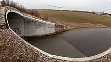 Nová pr�myslová hala by m�la vyr�st na poli u Opatovic nad Labem. S její...