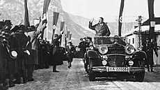 Adolf Hitler mává davu na zimních olympijských hrách v bavorském mst...