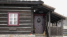 Ookna i dve�e upoutají barevností na první pohled.