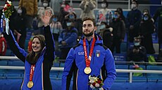 Italové Stefania Constantiniová a Amos Mosaner si ve finále curlingu smíšených...
