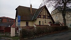 Vila mírn� �mrncnutá kot�rovským stylem v ulici Vydrov�