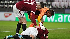 Sparané Ladislav Krejí a branká Milan Hea se v pohárovém derby sklánjí nad...