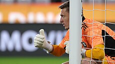 Sparanský branká Milan Hea si rovná zed v pohárovém derby na Slavii.
