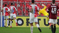 Slávistický branká Ale Mandous se pohárovém derby proti Spart marn natahuje...