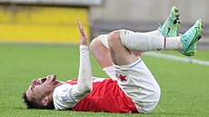 Slávista Srdjan Plav�i� padá po zákroku jednoho ze spar�an� v pohárovém derby.