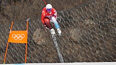 �výcar Beat Feuz b�hem olympijského sjezdu v Pekingu.