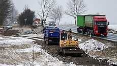 Od Nového roku zemní stroje provádí takzvanou skrývku ornice v trase budoucí...