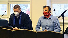 Aktivista Ivo Osovský se svým právníkem u žďárského okresního soudu.