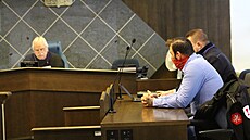 Aktivista Ivo Osovský u ��árského okresního soudu.