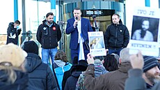 Aktivistu Ivo Osovského p�i�lo p�ed budovu ��árského okresního soudu podpo�it...