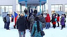 Aktivistu Ivo Osovského p�i�lo p�ed budovu ��árského okresního soudu podpo�it...