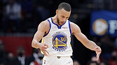 Stephen Curry z Golden State po úsp�ném trojkovém pokusu.