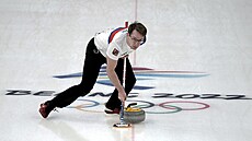 Tomáš Paul v úvodním duelu curlingového turnaje smíšených týmů na olympijských...