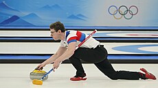 Tomá Paul v utkání olympijského turnaje smíených tým v curlingu na...