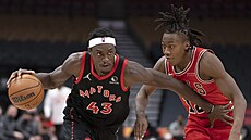 Pascal Siakam z Toronta v prniku, brání ho Ayo Dosunmu z Chicaga.