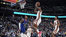 Herbert Jones z New Orleans zakon�uje v utkání proti Denveru.