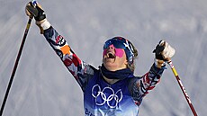 Therese Johaugová triumfuje ve skiatlonu na  olympijských hrách v Pekingu.