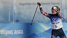 Therese Johaugová triumfuje ve skiatlonu na  olympijských hrách v Pekingu.