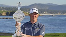 Tom Hoge s trofejí pro vítze turnaje PGA Tour na hiti Pebble Beach Golf...