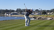 Tom Hoge na osmnácté jamce h�i�t� Pebble Beach Golf Links.