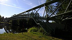 Most pes Otavu u Písku vyuívají turisté i místní.