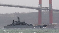 Ruská výsadková lo� Minsk mí�í pr�livem Dardanely na vojenské manévry do...