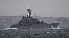 Ruská výsadková loď Koroljov míří průlivem Dardanely na vojenské manévry do...