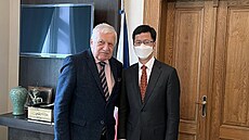 Václav Klaus s �ínským velvyslancem �angem �ien-minem (7. února 2022)