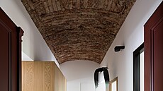 Ve vstupní části je klenbový strop z pohledového klenbového zdiva (cihel).