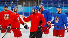 Kouč Filip Pešan diriguje trénink českých hokejistů v Pekingu.