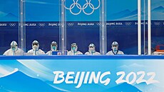 �ín�tí zdravotníci sledují trénink �eských hokejist� v Pekingu.
