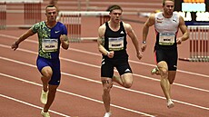 �eský sprinter Jan Veleba (vevo) bojuje s Oliverem Brombym z Velké Británie a...