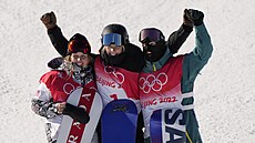 Trio nejlepích snowboardistek v olympijském slopestylu. Zleva stíbrná...